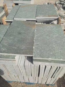 ορθογωνισμένη πλάκα Καρύστου πράσινη